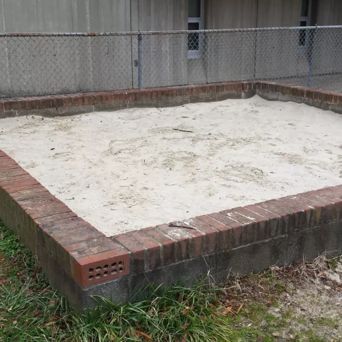 Песочница из кирпича Песочница из кирпича