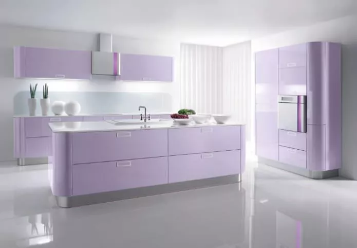 кухня в бело-сиреневых тонах