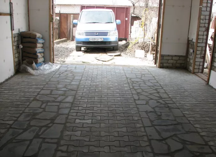 тротуарная плитка на полу в гараже