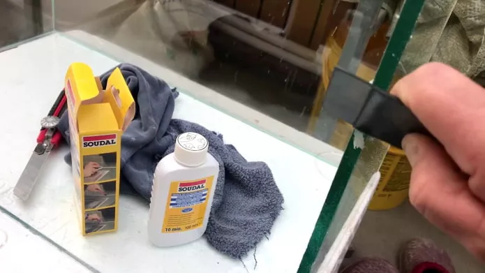 удаление силикона со стекла очистителем Soudal удаление силикона со стекла очистителем Soudal