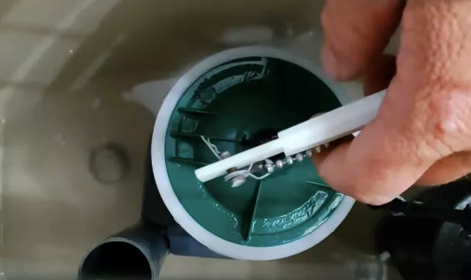 сливаем воду сливаем воду из бачка