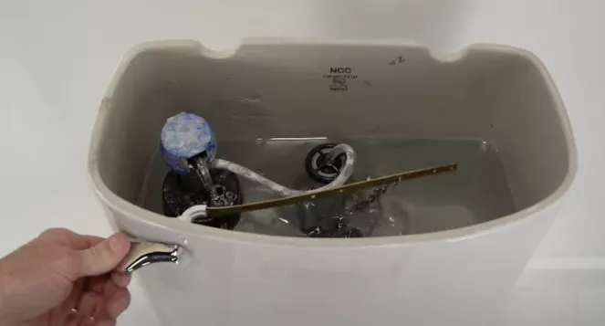 сняли крышку бачок со снятой крышкой