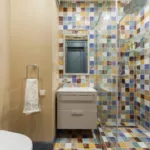 Плитка и краска в ванной: 7 схем сочетания и как оформить стык