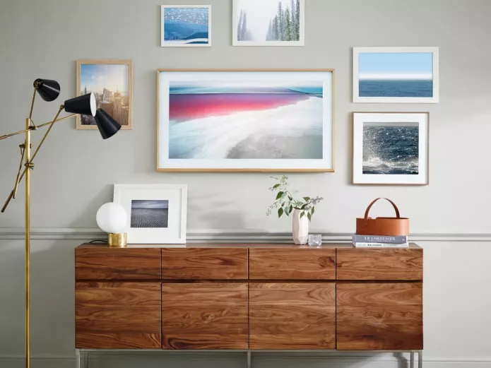 Телевизор Samsung The Frame Телевизор в виде картины на стене гостиной