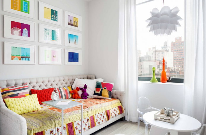 яркий декор в белой гостиной
