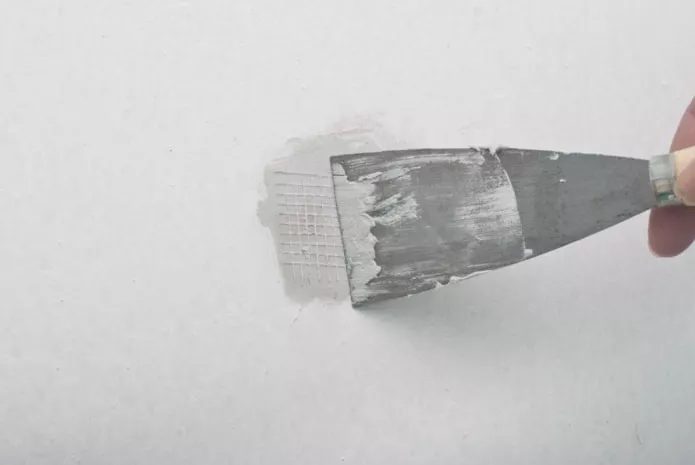 Нанесение шпаклевки поверх серпянки Нанесение шпаклевки поверх серпянки
