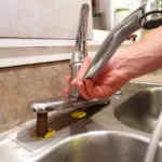 Как самостоятельно поменять смеситель на кухне и в ванной