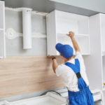 Как самостоятельно повесить кухонные шкафы?