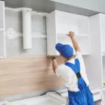 Как повесить кухонные шкафы своими руками: высота, крепёж, монтаж