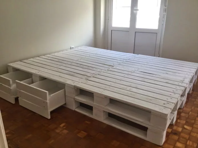 каркас кровати из поддонов