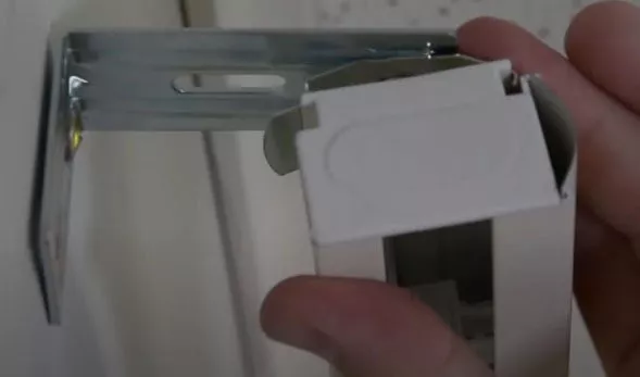 Процесс установки карниза в кронштейн Процесс установки карниза в кронштейн