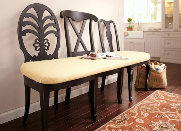 Диван из старых стульев