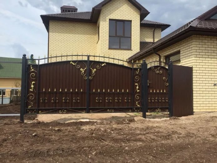 Как сделать ворота из профнастила своими руками?