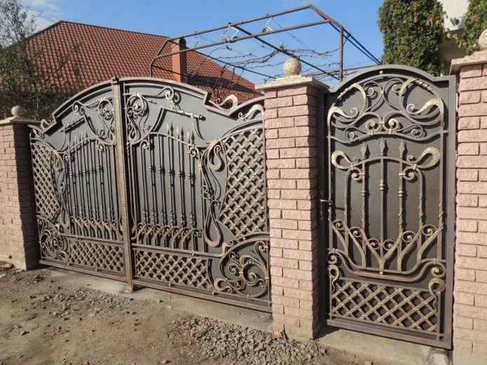 глухие кованые ворота