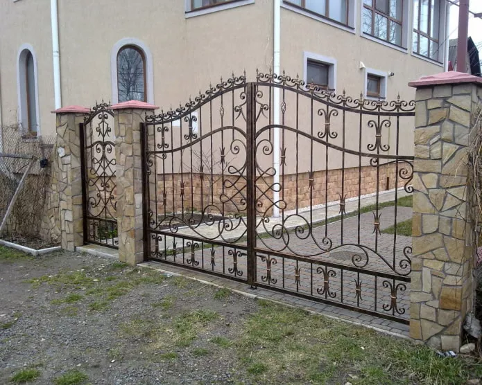 прозрачные кованые ворота