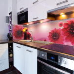 Кухонный фартук с цветами: особенности дизайна, виды материалов