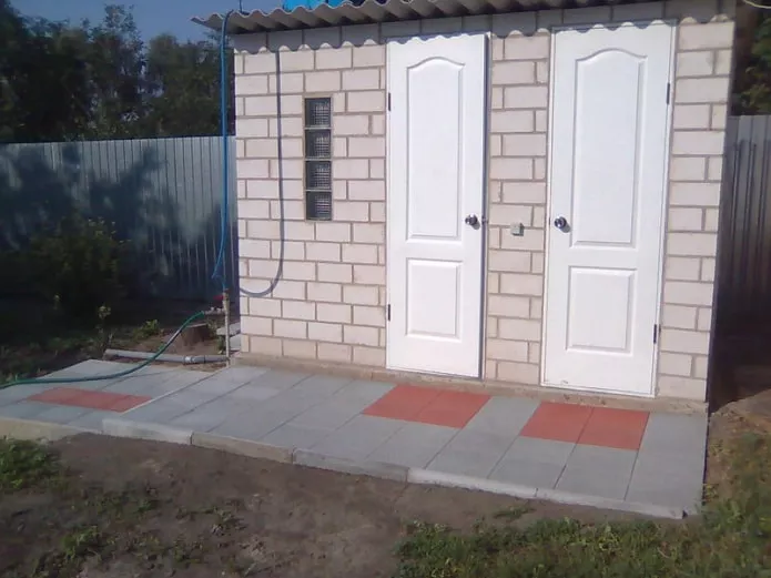 кирпичный душ и туалет на даче кирпичный душ и туалет на даче