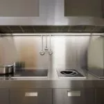 Металлический фартук для кухни: виды, монтаж, уход, фото