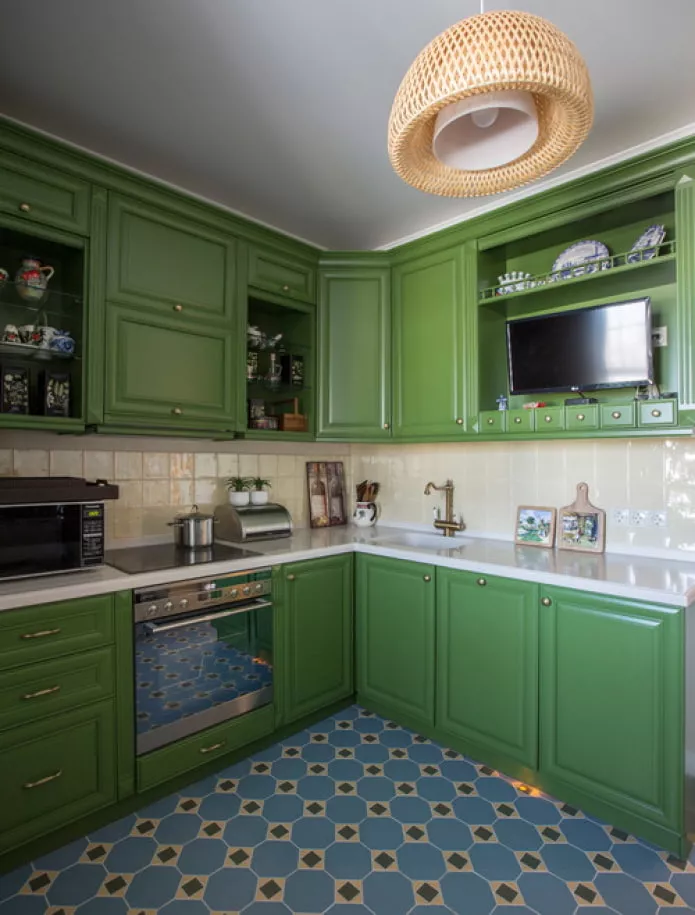 телевизор в кухонном шкафу