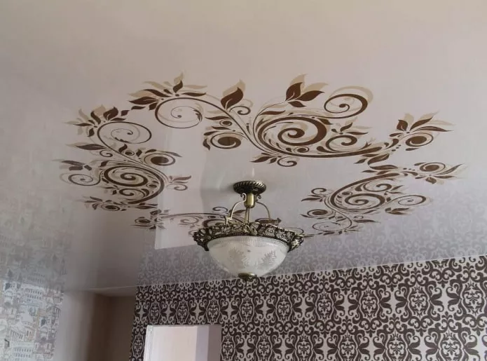 белое натяжное полотно с люстрой белое натяжное полотно с люстрой