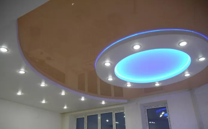 многоуровневая конструкция потолка с разными видами подсветки многоуровневая конструкция потолка с разными видами подсветки