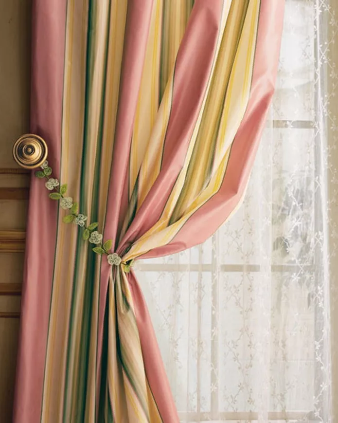 штора украшенная подхватом с цветами штора украшенная подхватом с цветами