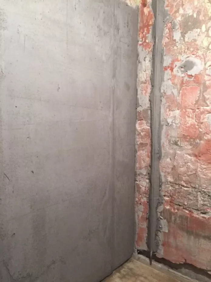 Стены санузла, выровненные штукатуркой