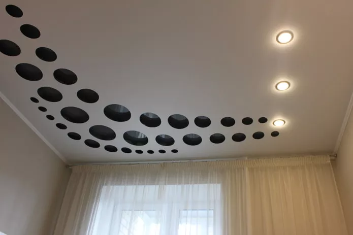 резное натяжное полотно с точечными светильниками резное натяжное полотно с точечными светильниками