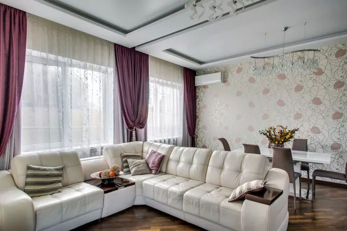 фиолетовые и белые шторы в гостиной