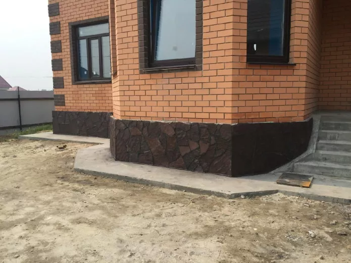 темный цоколь частного дома темный цоколь частного дома
